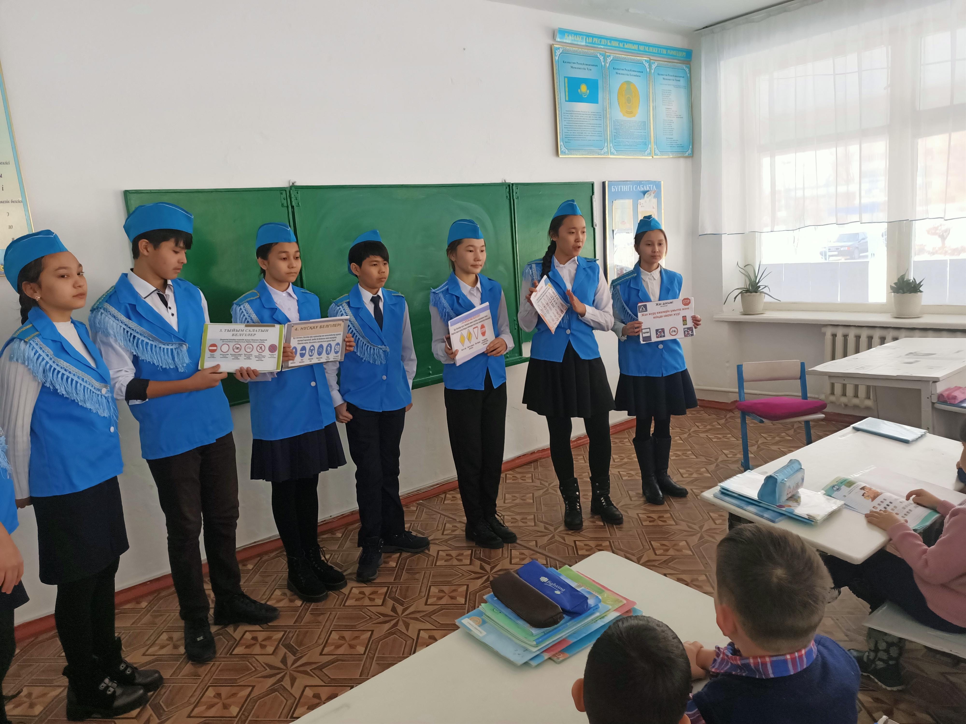 Қауіпсіз мектеп автобусы акциясы аясында өткізілген "Жас инспекторлардың" жол ережесін түсіндіру сәті