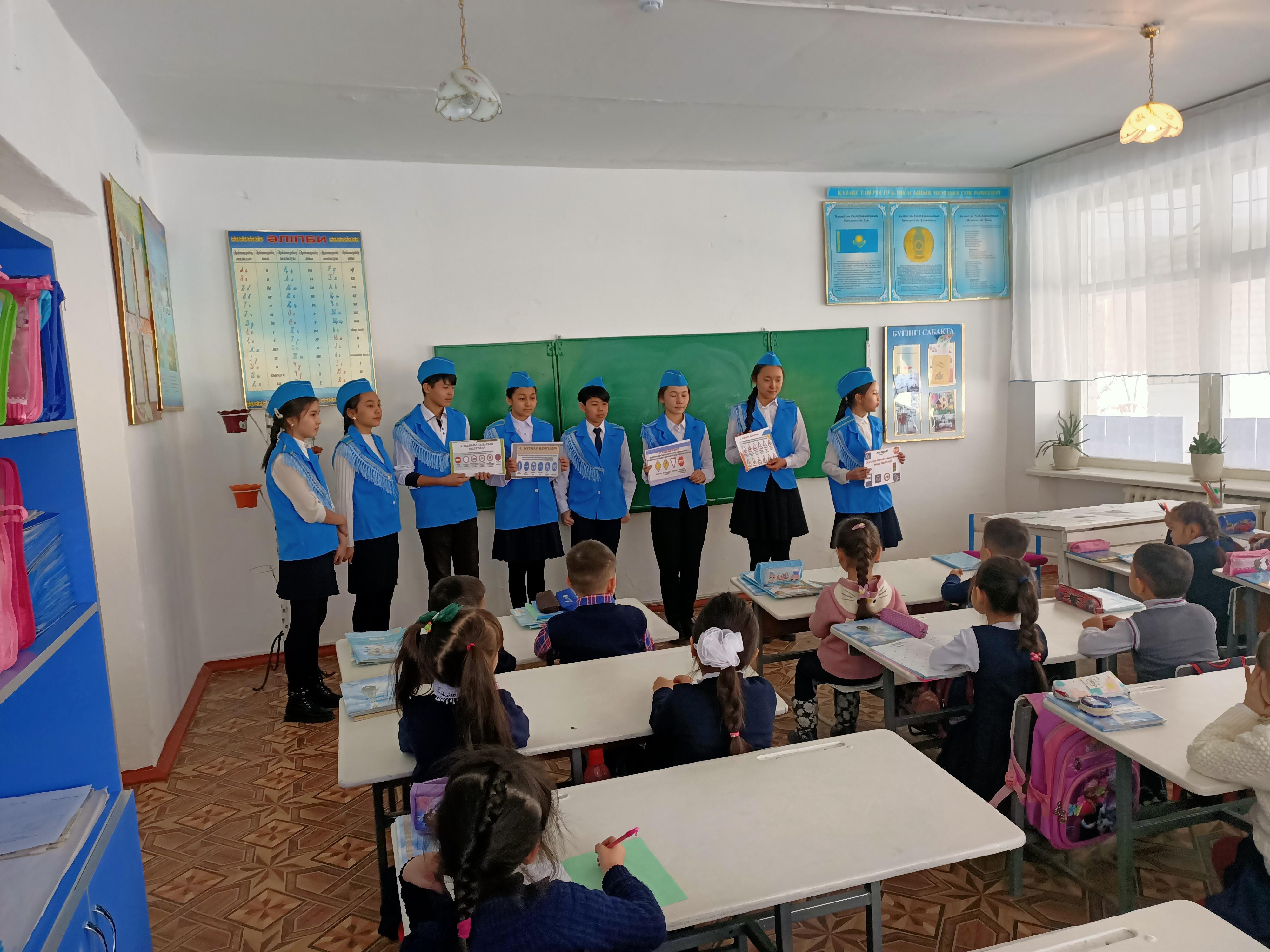 Қауіпсіз мектеп автобусы акциясы аясында өткізілген "Жас инспекторлардың" жол ережесін түсіндіру сәті