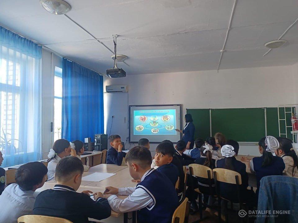 "Достық - көмекпен мықты" тақырыбында тәрбие сағатын өткізді.